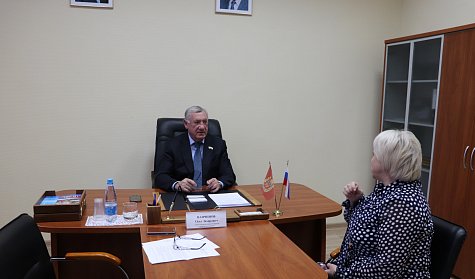 Депутат помогает решать проблемы избирателей 